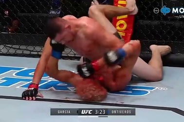 Đấm như "giã chày", võ sĩ khiến đối thủ nằm im trên sàn