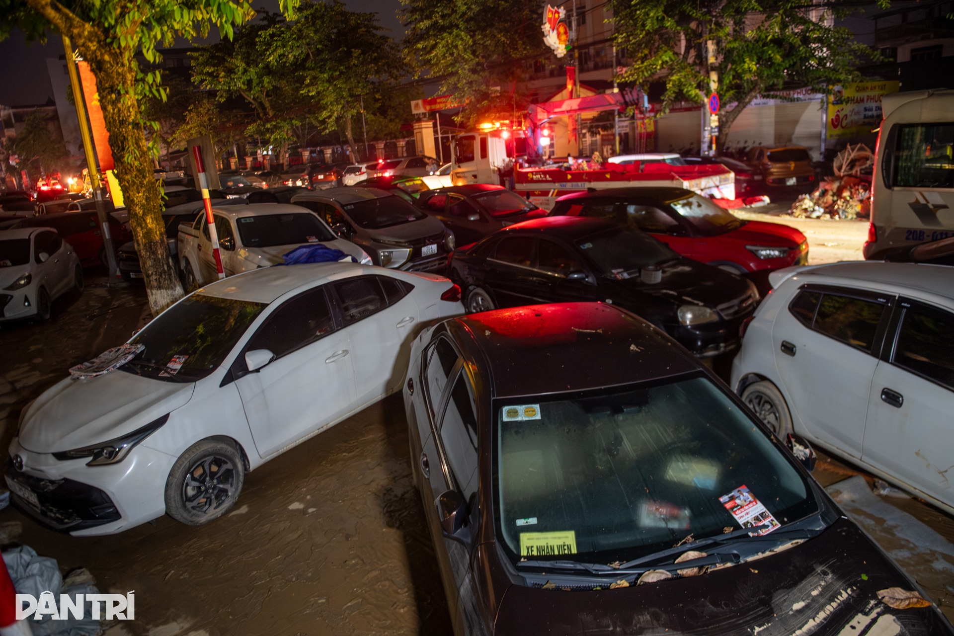 Xuyên đêm cứu hộ hàng trăm ô tô sau ngập lụt ở Thái Nguyên - 6