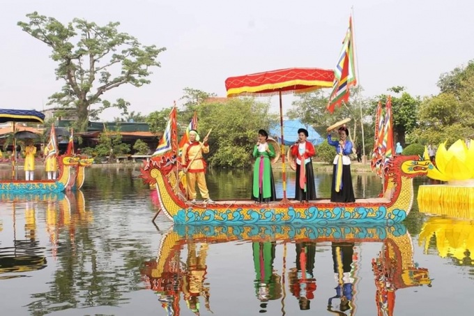 Hát du thuyền giao duyên trên hồ ở lễ hội chùa Keo.