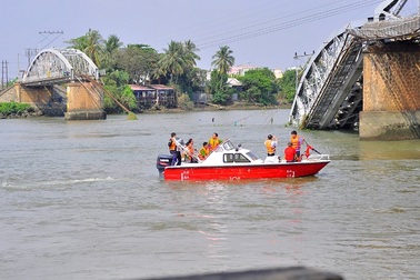 Đâm sập cầu phải chịu trách nhiệm như thế nào?