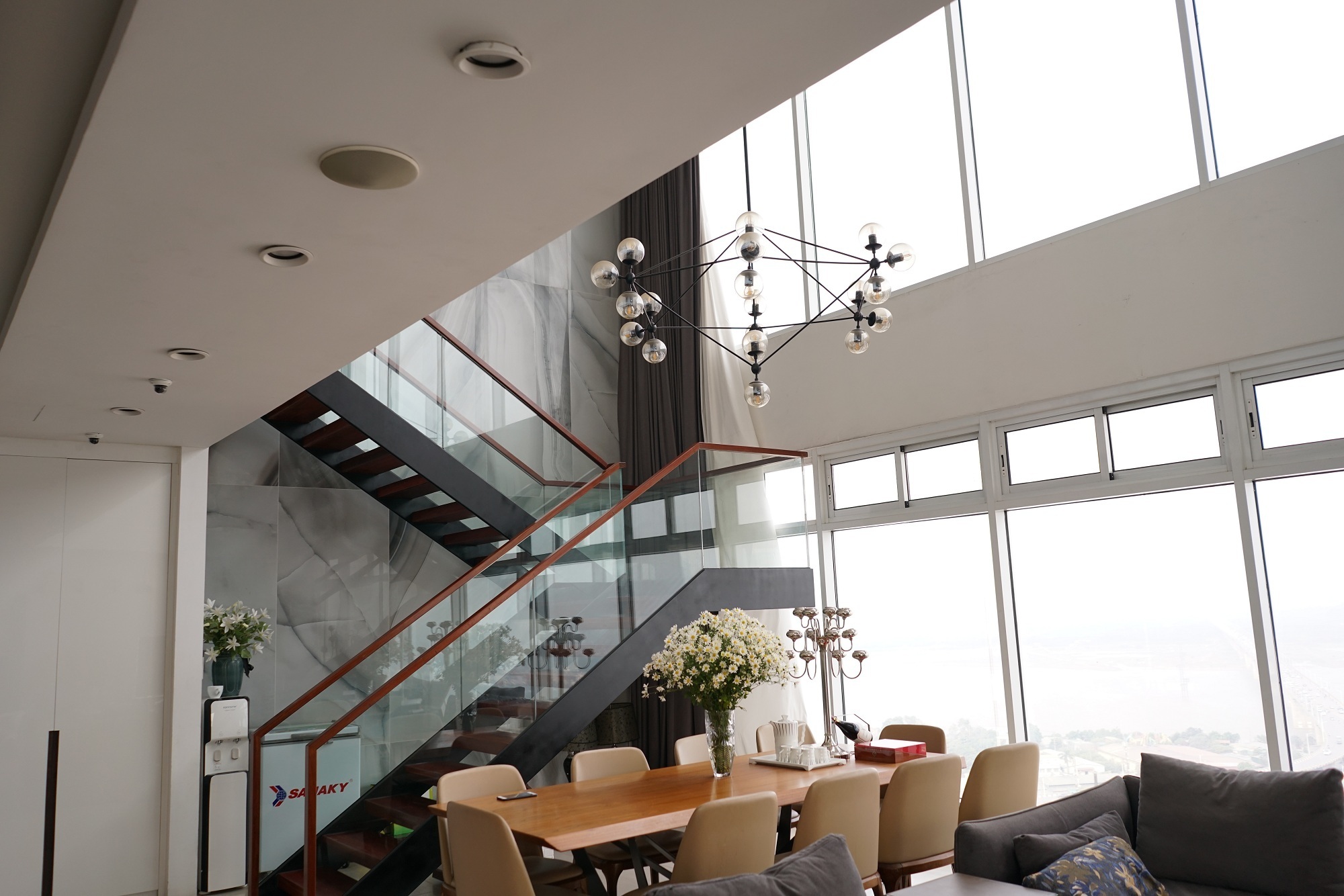 Căn penthouse “2 mặt tiền” với ban công ngập cây xanh của nữ đại gia Hà Nội - 7 Căn penthouse “2 mặt tiền” với ban công ngập cây xanh của nữ đại gia Hà Nội - 7