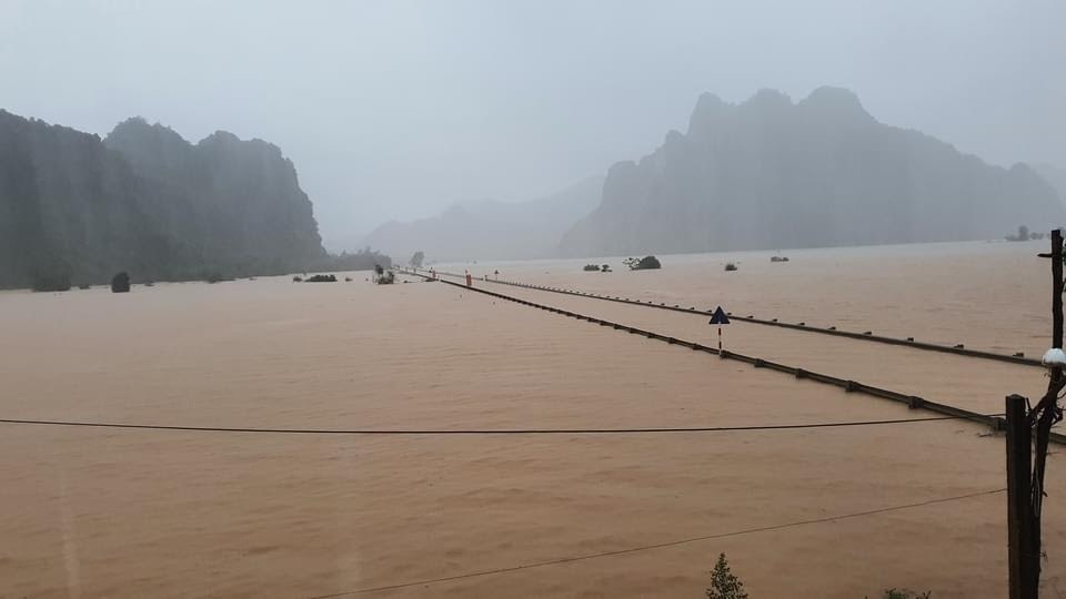 Đường bộ, đường sắt đều biến thành... đường sông - 3 Đường bộ, đường sắt đều biến thành... đường sông - 3