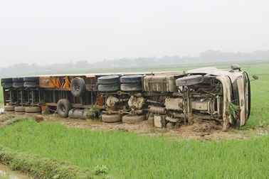 Hai xe container tông nhau, một chiếc lật nghiêng dưới ruộng lúa
