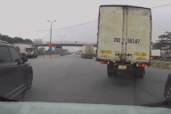 Ô tô tải quay đầu sai quy định, kéo toác đầu xe 7 chỗ