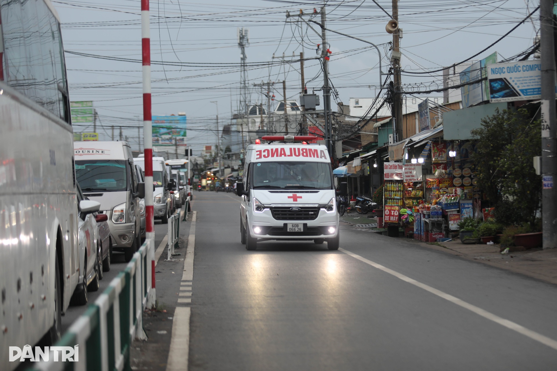 Phà Cát Lái kẹt cứng chiều cuối tuần, ô tô xếp hàng dài hơn 3km - 6 Phà Cát Lái kẹt cứng chiều cuối tuần, ô tô xếp hàng dài hơn 3km - 6