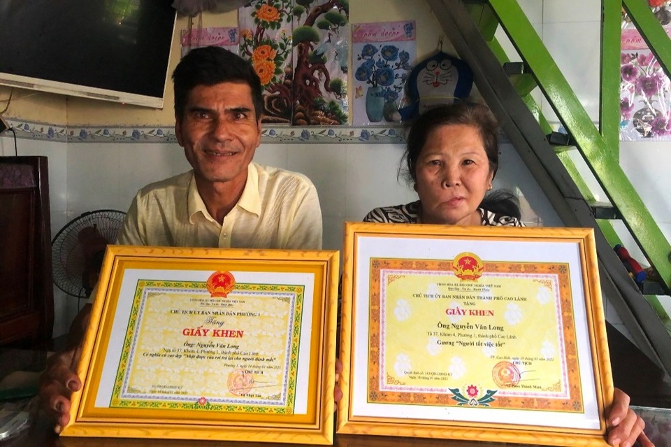 Đôi vợ chồng nhặt ve chai trả lại túi xách chứa hơn 1 tỷ đồng tiền, vàng - 2 Đôi vợ chồng nhặt ve chai trả lại túi xách chứa hơn 1 tỷ đồng tiền, vàng - 2