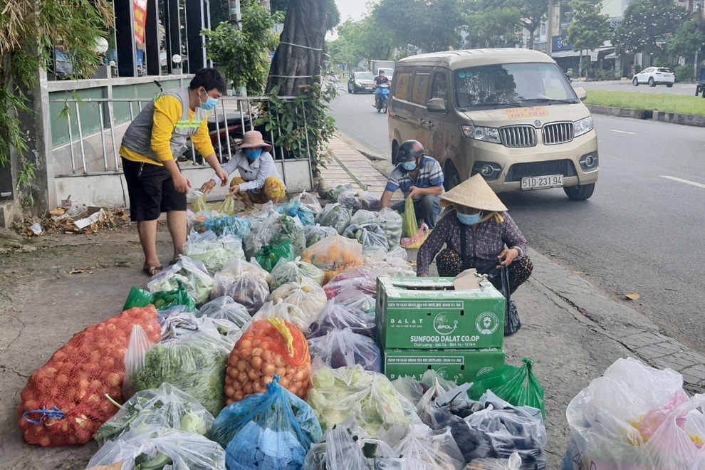 Người nghèo đạp xe đi nhận rau miễn phí, cơm 0 đồng - 2 Người nghèo đạp xe đi nhận rau miễn phí, cơm 0 đồng - 2