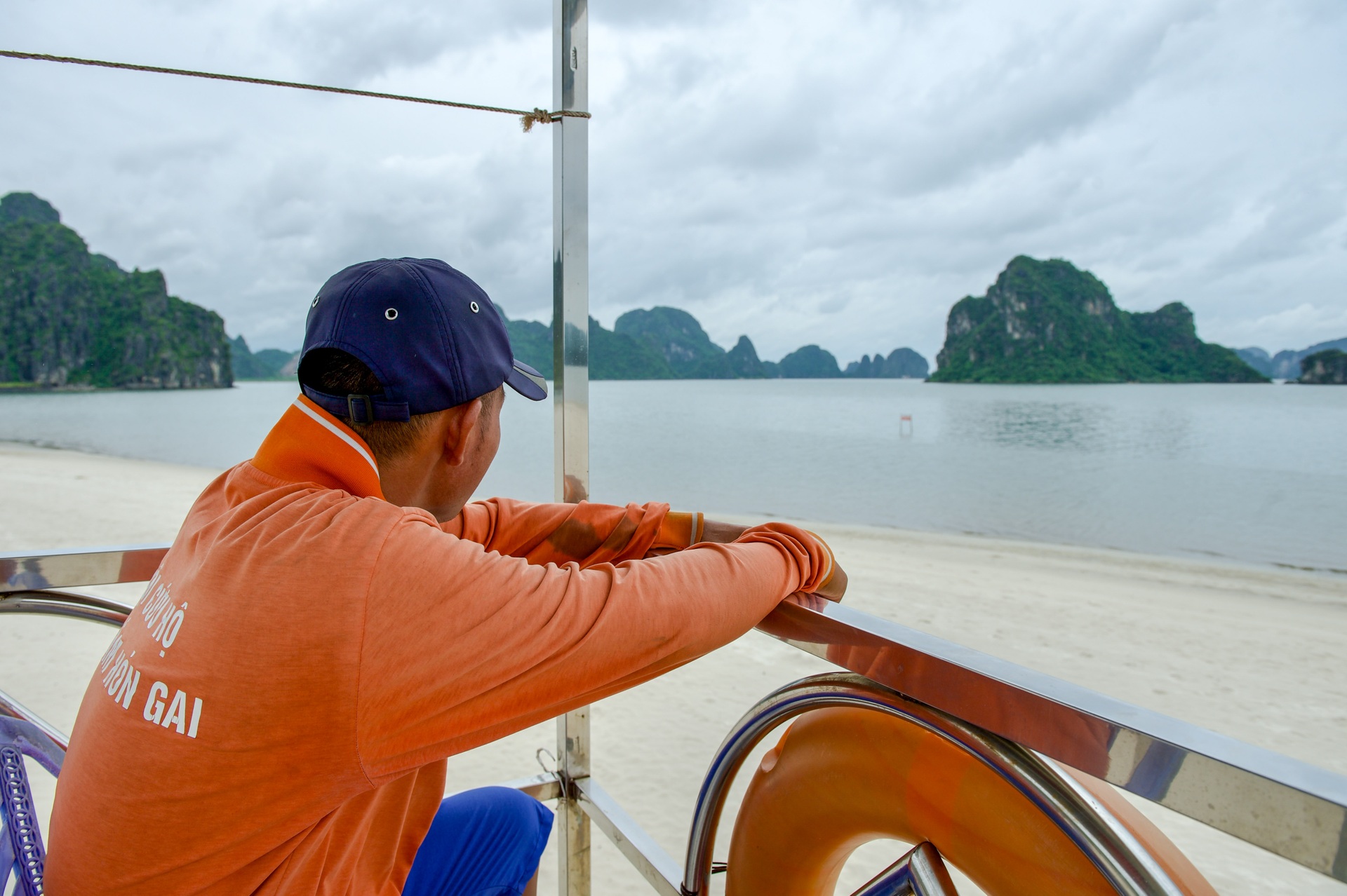 Người dân Hạ Long thở phào khi bão Ragasa suy yếu - 12 Người dân Hạ Long thở phào khi bão Ragasa suy yếu - 12