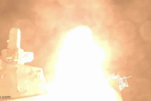 Khoảnh khắc tàu chiến Mỹ bắn hạ tên lửa Iran nhắm vào Israel