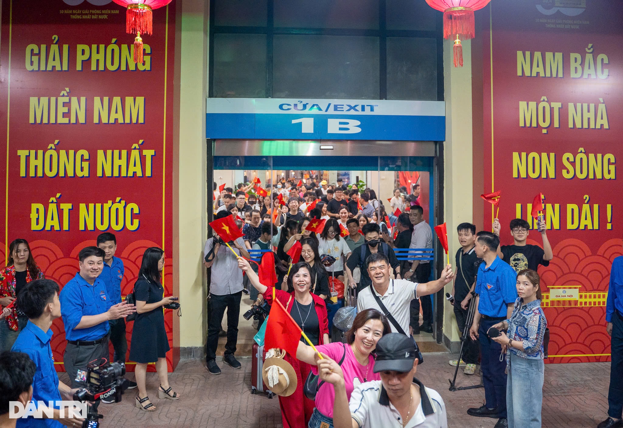 Đoàn tàu Thống nhất 50 năm non sông nối liền một dải rời ga Hà Nội - 8 Đoàn tàu Thống nhất 50 năm non sông nối liền một dải rời ga Hà Nội - 8