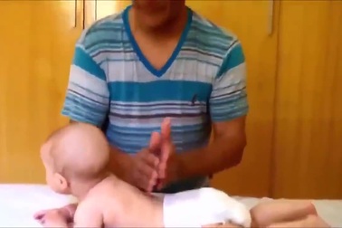 Nhóc con mê mẩn mát-xa