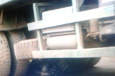 Xe chở đá cán chết người đi xe máy