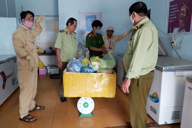 Phát hiện hơn 1,3 tấn thực phẩm không rõ nguồn gốc