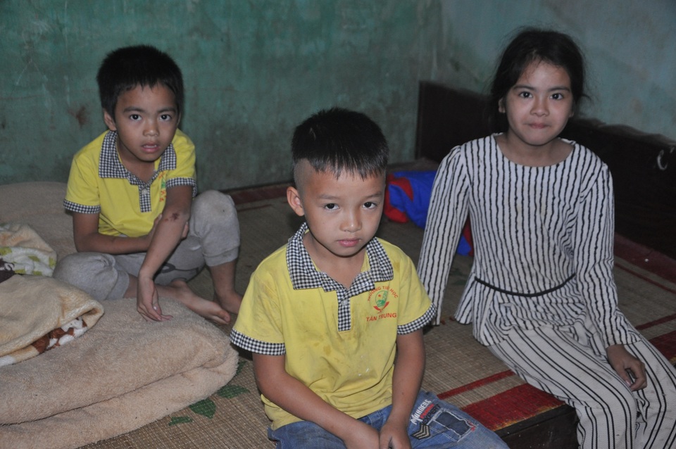 Xót thương 3 đứa trẻ thèm khát được nhìn thấy bố mẹ trở về... - 1 Xót thương 3 đứa trẻ thèm khát được nhìn thấy bố mẹ trở về... - 1