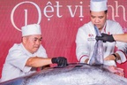 Đầu bếp Việt xẻ cá ngừ vây xanh Nhật Bản nặng 216kg, giá gần một tỷ đồng