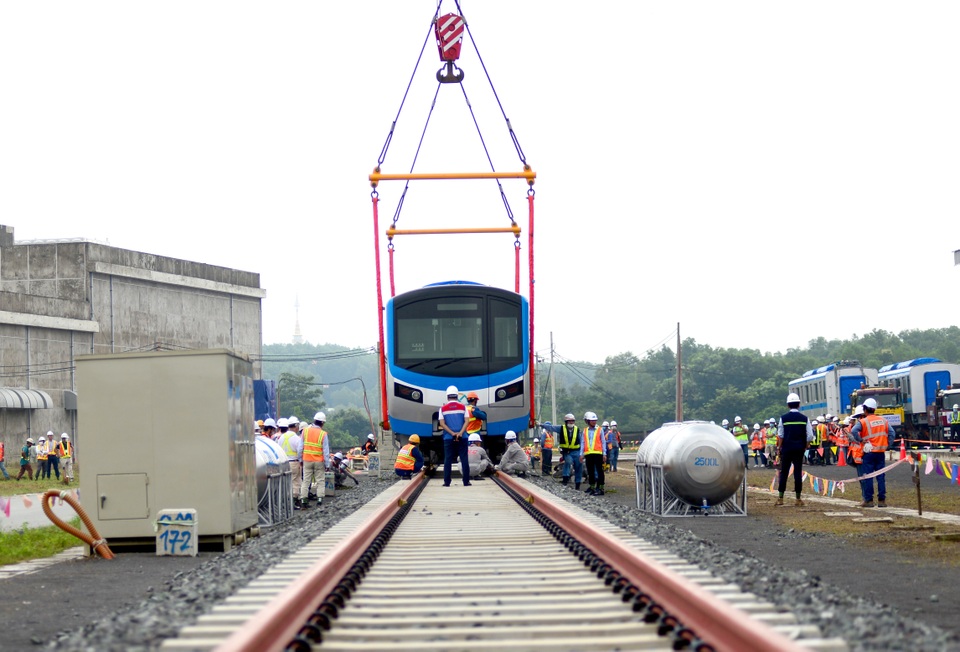 Lắp đặt toa tàu metro số 1 copy.jpg Lắp đặt toa tàu metro số 1 copy.jpg
