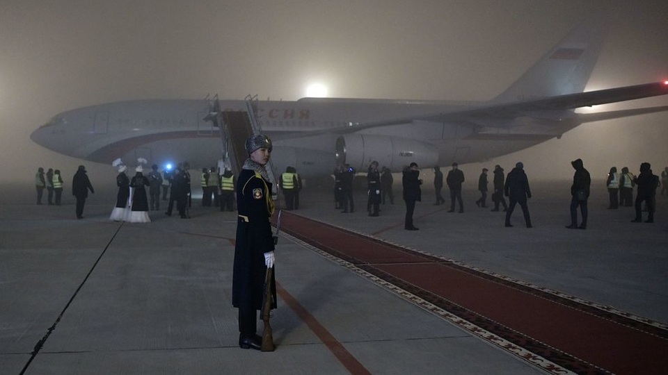 Chuyên cơ của ông Putin hạ cánh ngoạn mục trong sương mù dày đặc - 1 Chuyên cơ của ông Putin hạ cánh ngoạn mục trong sương mù dày đặc - 1