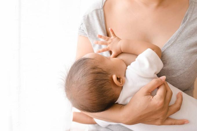 Bác sĩ liệt kê những việc cần thiết nhất định mẹ phải làm cho con trong 12 tháng đầu đời, cùng kiểm tra xem mẹ đã làm đủ chưa nhé - Ảnh 1.