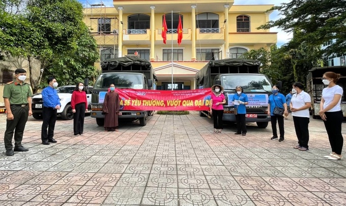 Chủ tịch Hội Bảo trợ NKT-TMC&BNN tỉnh Dương Thị Tuyết (thứ 4, phải sang) công khai danh sách hàng chục nhà hảo tâm ủng hộ nhu yếu phẩm và nông sản để chuẩn bị 300 túi an sinh