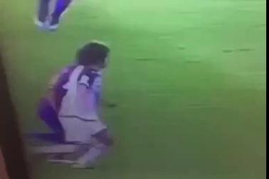 Nhìn lại pha chơi xấu của Suarez