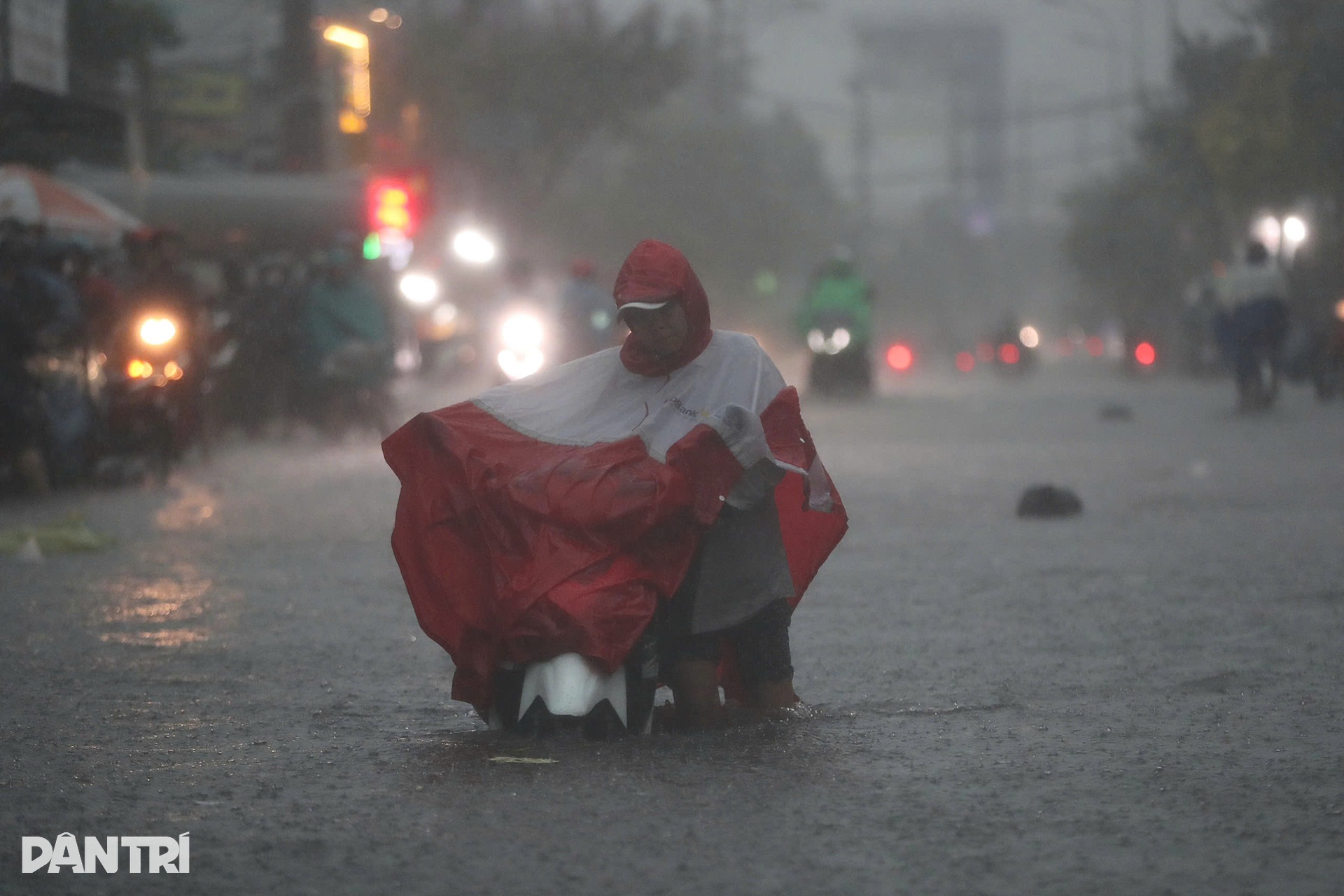 Xe máy nổi lềnh bềnh, đường biến thành sông trong cơn mưa lớn ở TPHCM - 2 Xe máy nổi lềnh bềnh, đường biến thành sông trong cơn mưa lớn ở TPHCM - 2