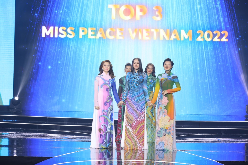 Nữ thông dịch viên khóc nấc khi đăng quang Miss Peace Vietnam 2022 - 5 Nữ thông dịch viên khóc nấc khi đăng quang Miss Peace Vietnam 2022 - 5