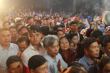 Đền Trần Thanh Hóa phát 10.000 lá ấn cho người dân và du khách