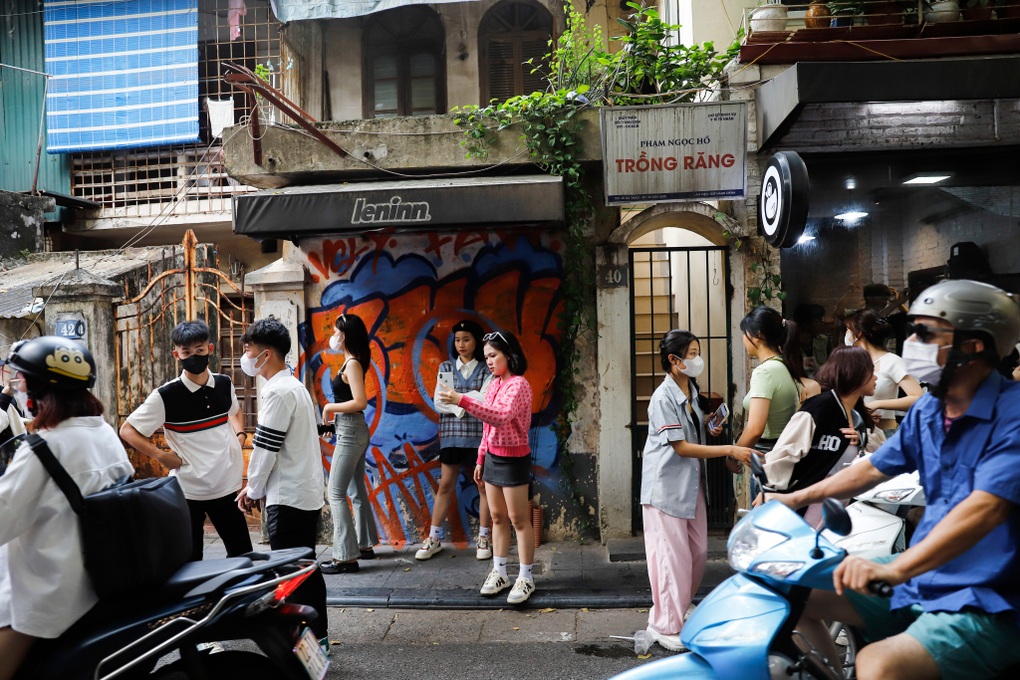 Nhờ bức tường cũ, quán cà phê ở Hà Nội ùn ùn khách đến sau một đêm - 3