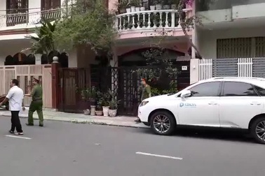 Lực lượng khám xét ra khỏi nhà ông Văn Hữu Chiến lúc 10h24 ngày 18/4