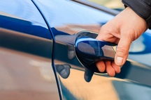 Hiện tượng giật tê tay khi mở cửa ô tô vào mùa đông có phải do rò điện?