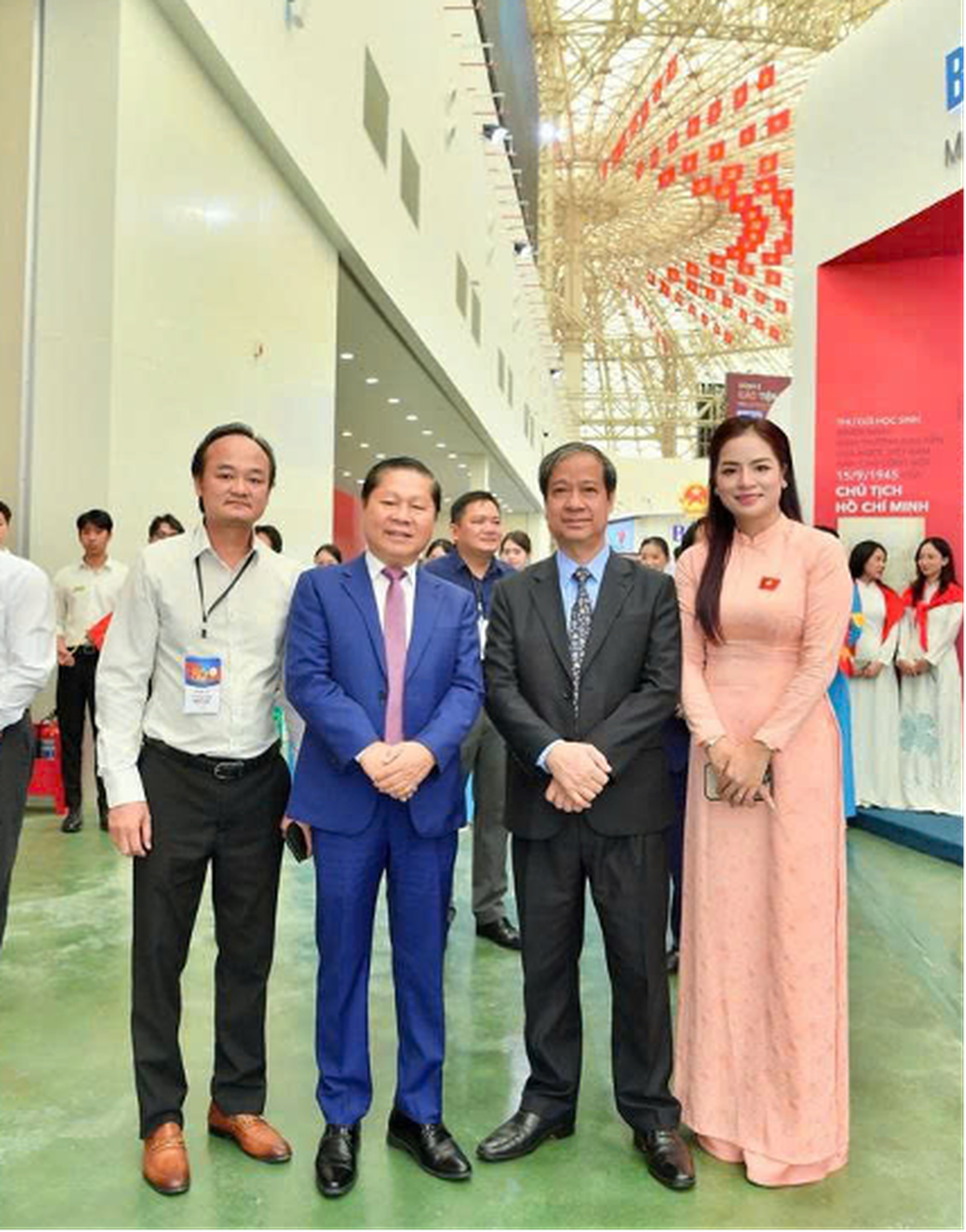 ផលិតផលបច្ចេកវិទ្យារបស់សាកលវិទ្យាល័យ Duy Tan មានការចាប់អារម្មណ៍នៅក្នុងពិព័រណ៍សមិទ្ធិផលថ្នាក់ជាតិ - ១ Sản phẩm công nghệ của Đại học Duy Tân gây ấn tượng tại Triển lãm Thành tựu Đất nước - 1