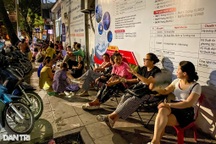 Xếp hàng xuyên đêm vào lớp 10: Hiệu trưởng áp lực tắt điện thoại