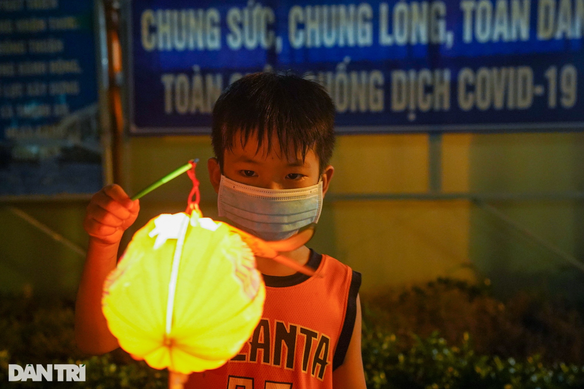 Trẻ em xã đảo vùng xanh ở TPHCM chơi lồng đèn làm bằng vỏ lon, hộp sữa - 4 Trẻ em xã đảo vùng xanh ở TPHCM chơi lồng đèn làm bằng vỏ lon, hộp sữa - 4