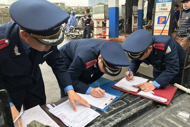 Cảnh sát hình sự Hà Nội mời 6 thanh tra giao thông lên làm việc