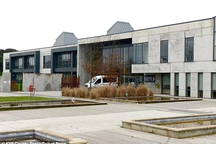 Anh: Nữ cố vấn trường học "gạ tình" nam sinh kém 9 tuổi