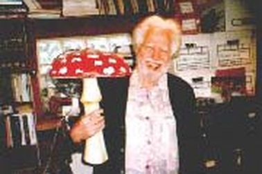 "Huyền thoại” đen về cha đẻ thuốc lắc (2)