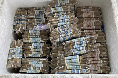 Người đàn ông mang thùng tiền mua ô tô: "Tôi tiết kiệm sau mỗi lần bán rau"