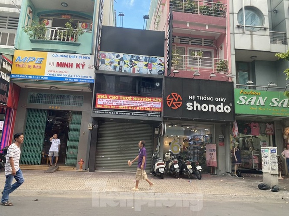 Nhà phố tiền tỷ thi nhau đóng cửa, treo biển cho thuê ở trung tâm Sài Gòn - 4 Nhà phố tiền tỷ thi nhau đóng cửa, treo biển cho thuê ở trung tâm Sài Gòn - 4