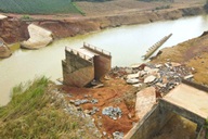 Cầu sập sau bão, dân dựng cầu khỉ để qua lại, học sinh đi vòng hơn 10km