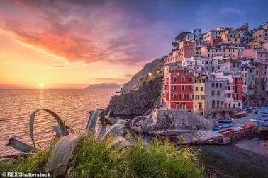 Du khách có thể bị phạt tới 60 triệu nếu đi dép xỏ ngón trong khu vực cấm ở Italia