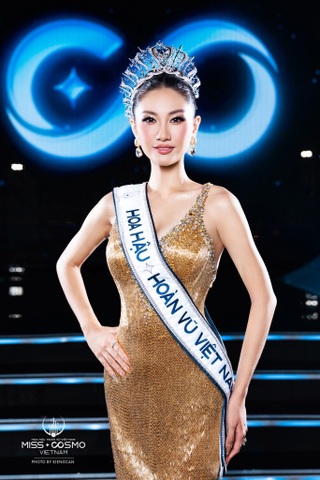 Hoa hậu Hoàn vũ và 7 hoa hậu đăng quang khi mặc váy của một nhà thiết kế - 4