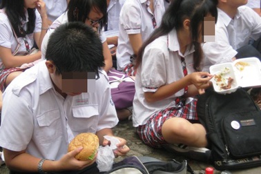 Ôn thi, sĩ tử “phát ốm” vì bị ép ăn