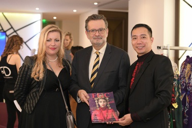 Truyền thông Pháp chú ý show áo dài dát vàng tại Paris Haute Couture