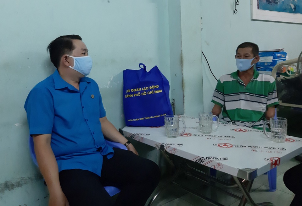 Công đoàn tặng quà công nhân bị tai nạn lao động nhân Ngày Quốc tế lao động - 3 Công đoàn tặng quà công nhân bị tai nạn lao động nhân Ngày Quốc tế lao động - 3