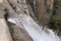 Video vô tình của khách bất ngờ làm lộ bí mật thác nước cao nhất Trung Quốc