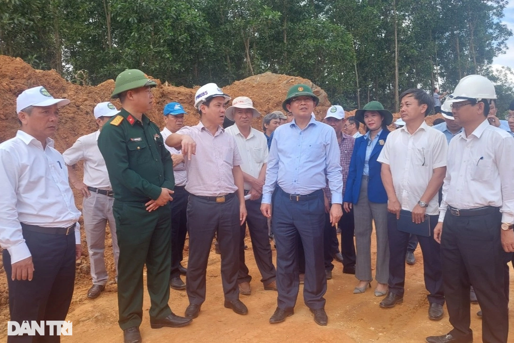 Bí thư Bình Định đến nhà dân vận động nhường đất cho cao tốc Bắc - Nam - 1 Bí thư Bình Định đến nhà dân vận động nhường đất cho cao tốc Bắc - Nam - 1