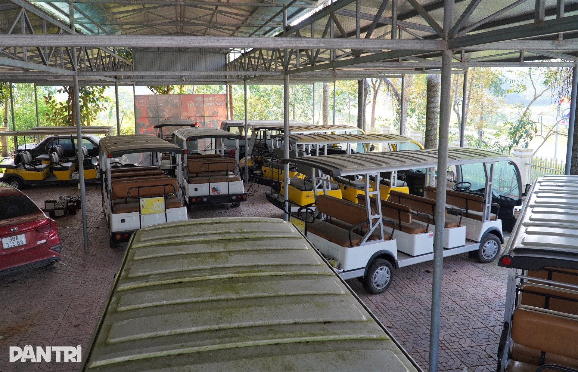 Dàn xe điện tiền tỷ nằm phủ bụi suốt 5 năm ở Khu di tích Ngã ba Đồng Lộc - 1