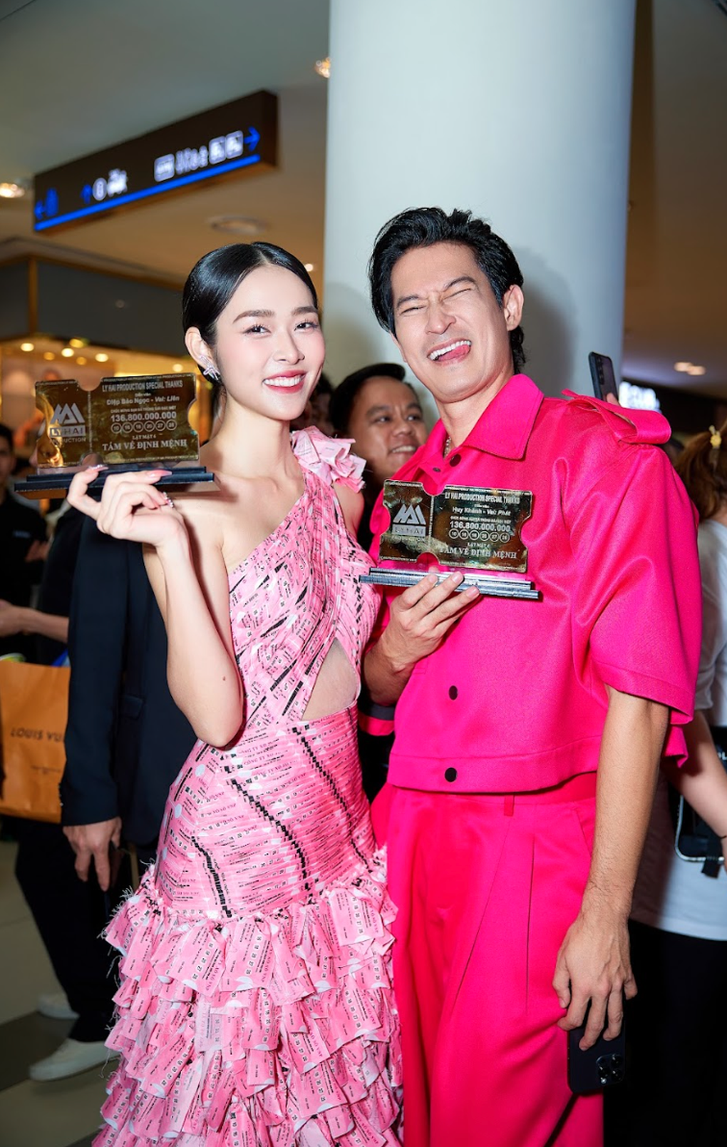 Diệp Bảo Ngọc xinh đẹp trong chiếc váy kết từ 2.000 tấm vé số - 2 Diệp Bảo Ngọc xinh đẹp trong chiếc váy kết từ 2.000 tấm vé số - 2