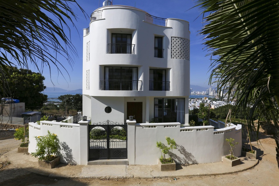 Gia đình ở Nha Trang xây biệt thự “lưng tựa núi, mặt hướng biển” tuyệt đẹp - 3