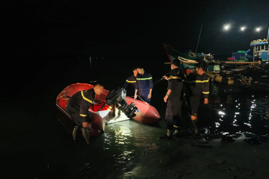 Hàng chục cảnh sát tìm kiếm 2 vợ chồng mất tích trên sông